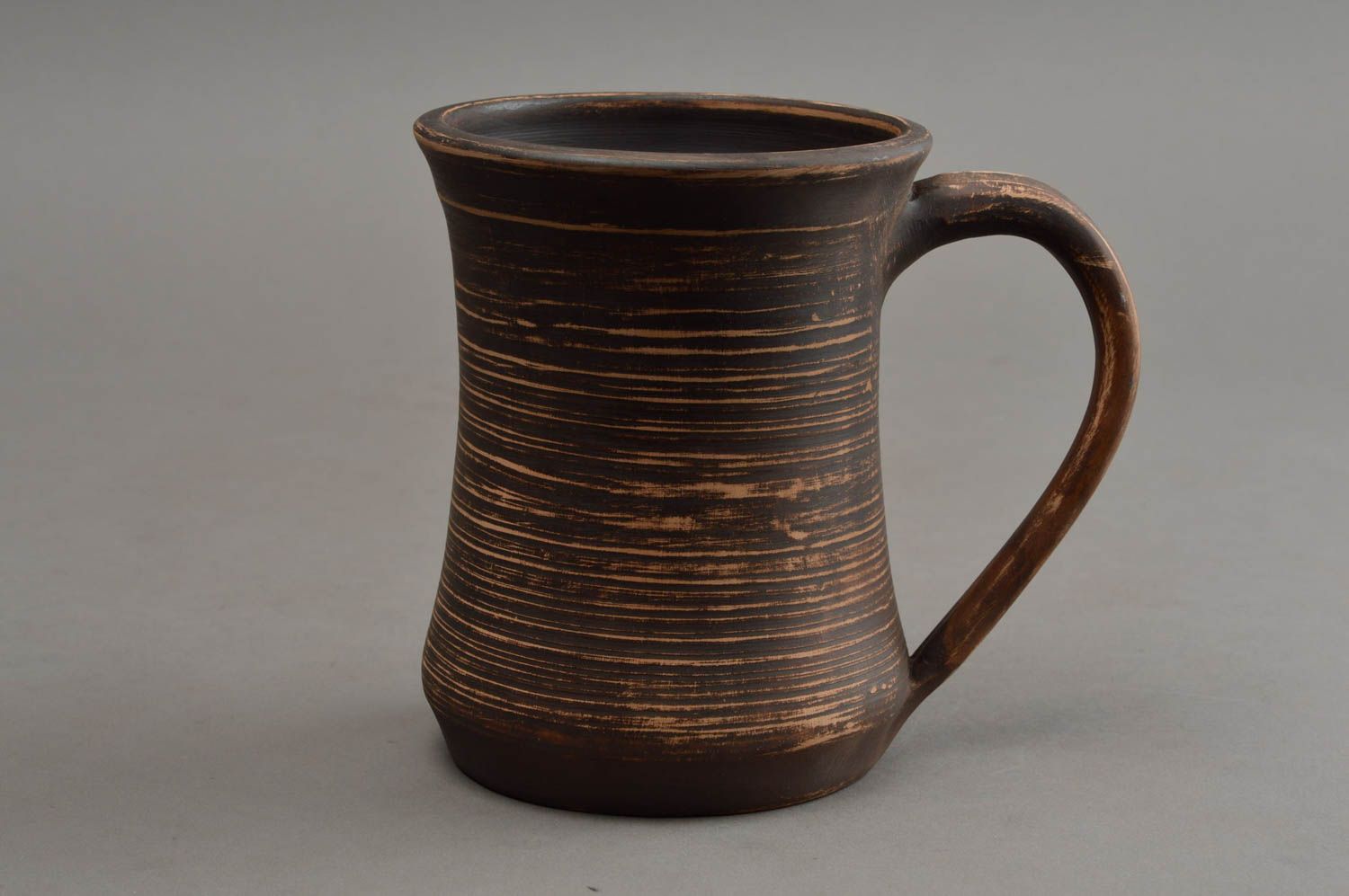 Глиняная чашка большая коричневая полосатая ручной работы объемом 600 мл фото 2