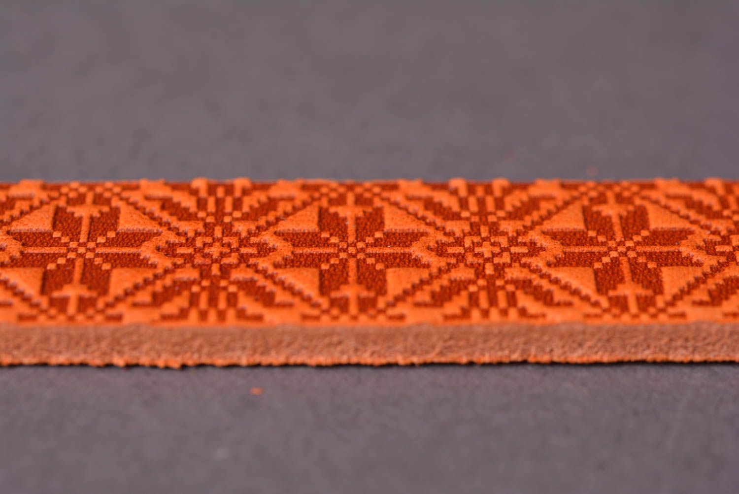 Кожаный браслет ручной работы аксессуар из кожи яркий браслет на руку с узором фото 4
