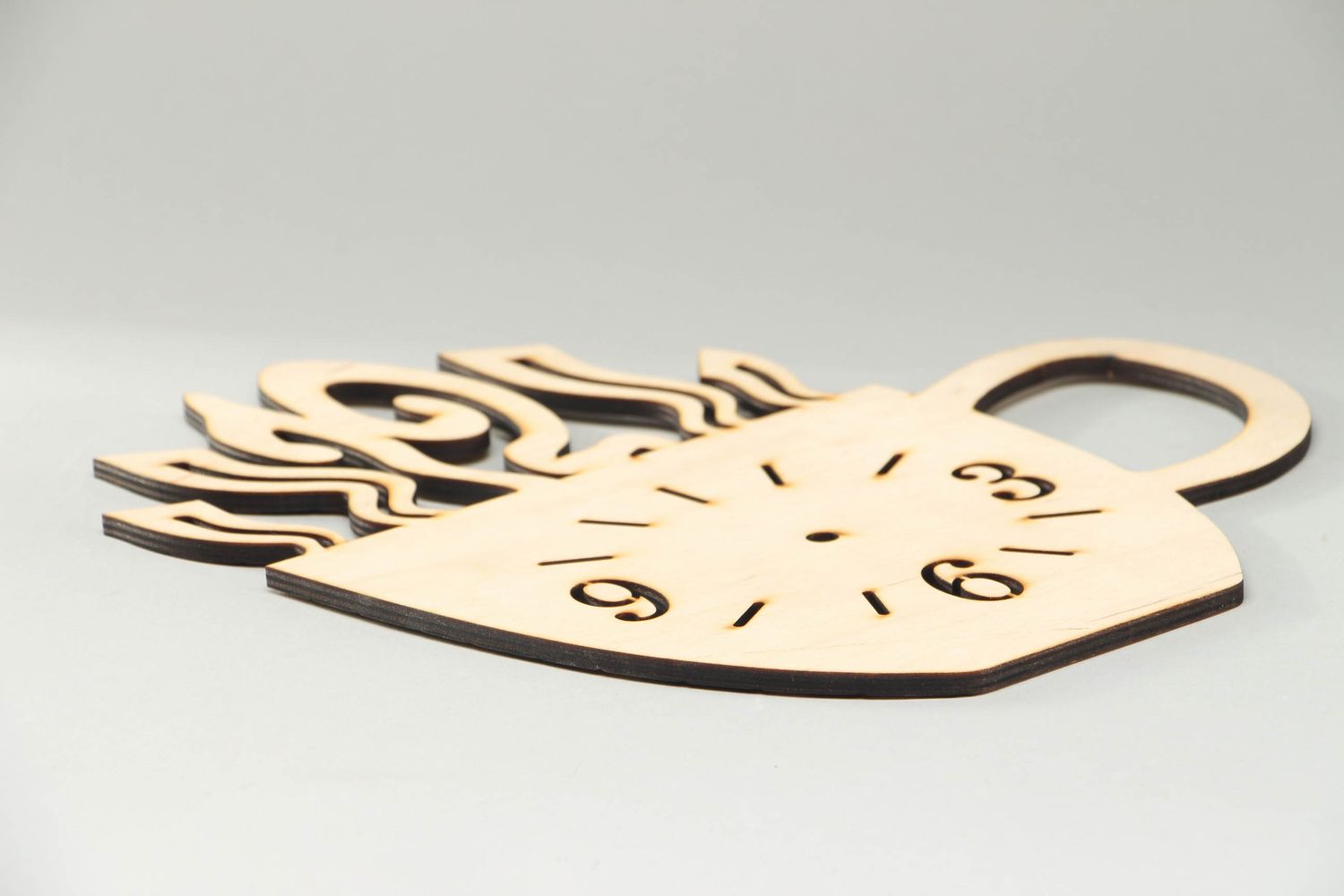 Horloge en bois brut faite main en forme de tasse design original serviettage photo 3
