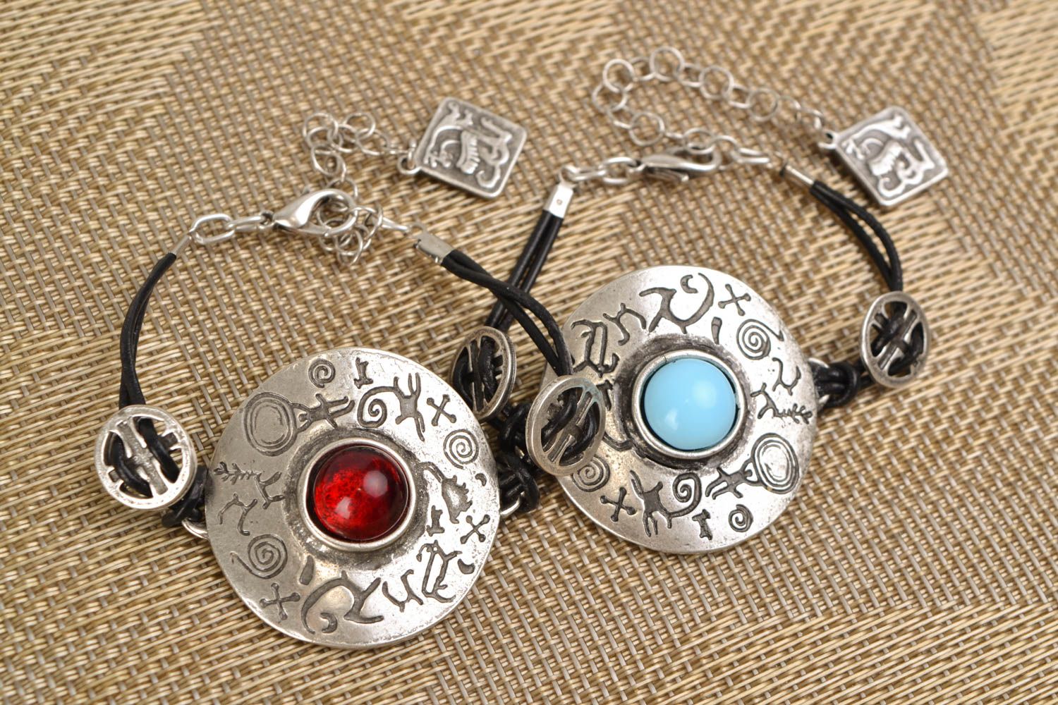 Bracelets en métal de couleur argentée avec cabochons faits main 2 pièces photo 1