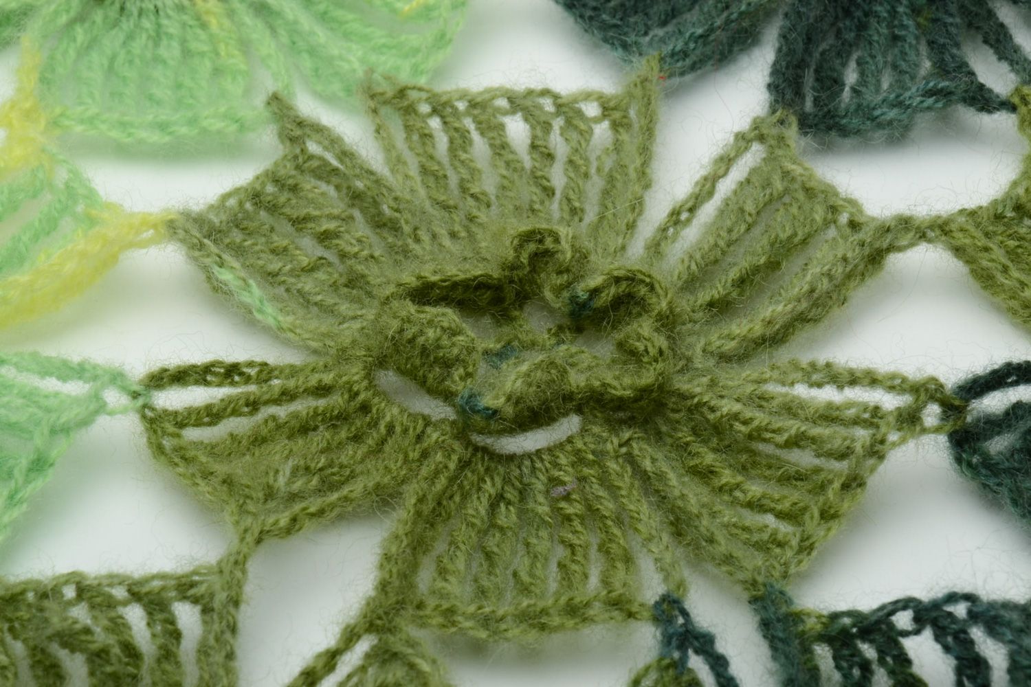 Châle au crochet en laine et angora fait main vert festif à fleurs pour femme photo 4