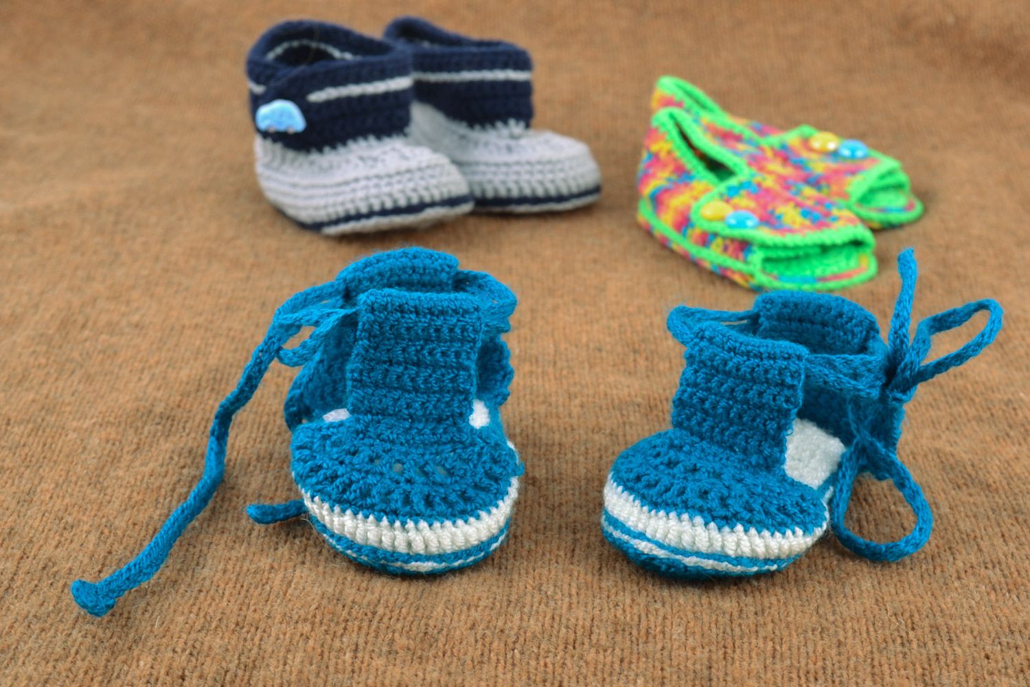 Вязаные пинетки сандалики для мальчика синие на завязках маленькие ручной работы фото 1