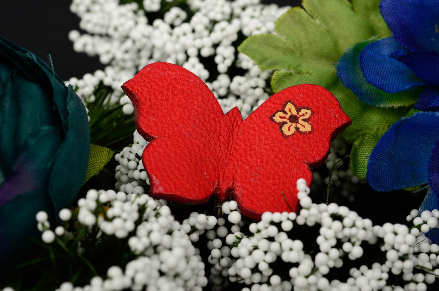 Petite Broche rouge faite main Bijou en cuir forme de papillon Cadeau femme photo 1