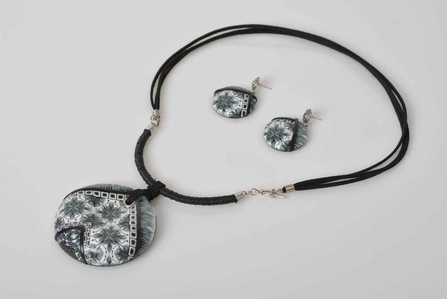 Beautiful handmade designer jewelry set plastic earrings and pendant photo 1