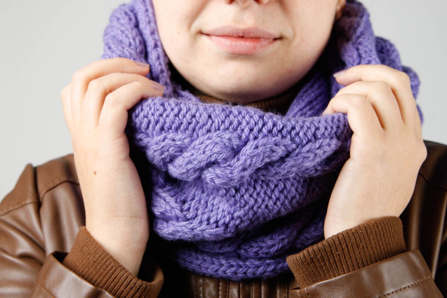 Bufanda snood hecha a mano accesorio para mujeres bufanda tejida color lila foto 2