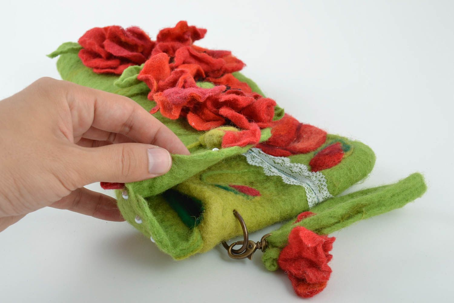 Gefilzte grüne Clutch aus Wolle mit roten Mohnblumen Designer Handarbeit  foto 5