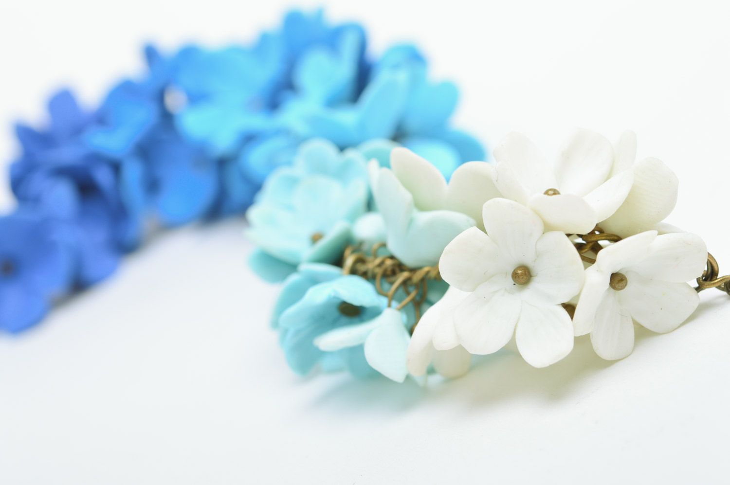 Blaues Armband aus Polymerton an der Kette mit Blumen zart originell Handarbeit foto 4