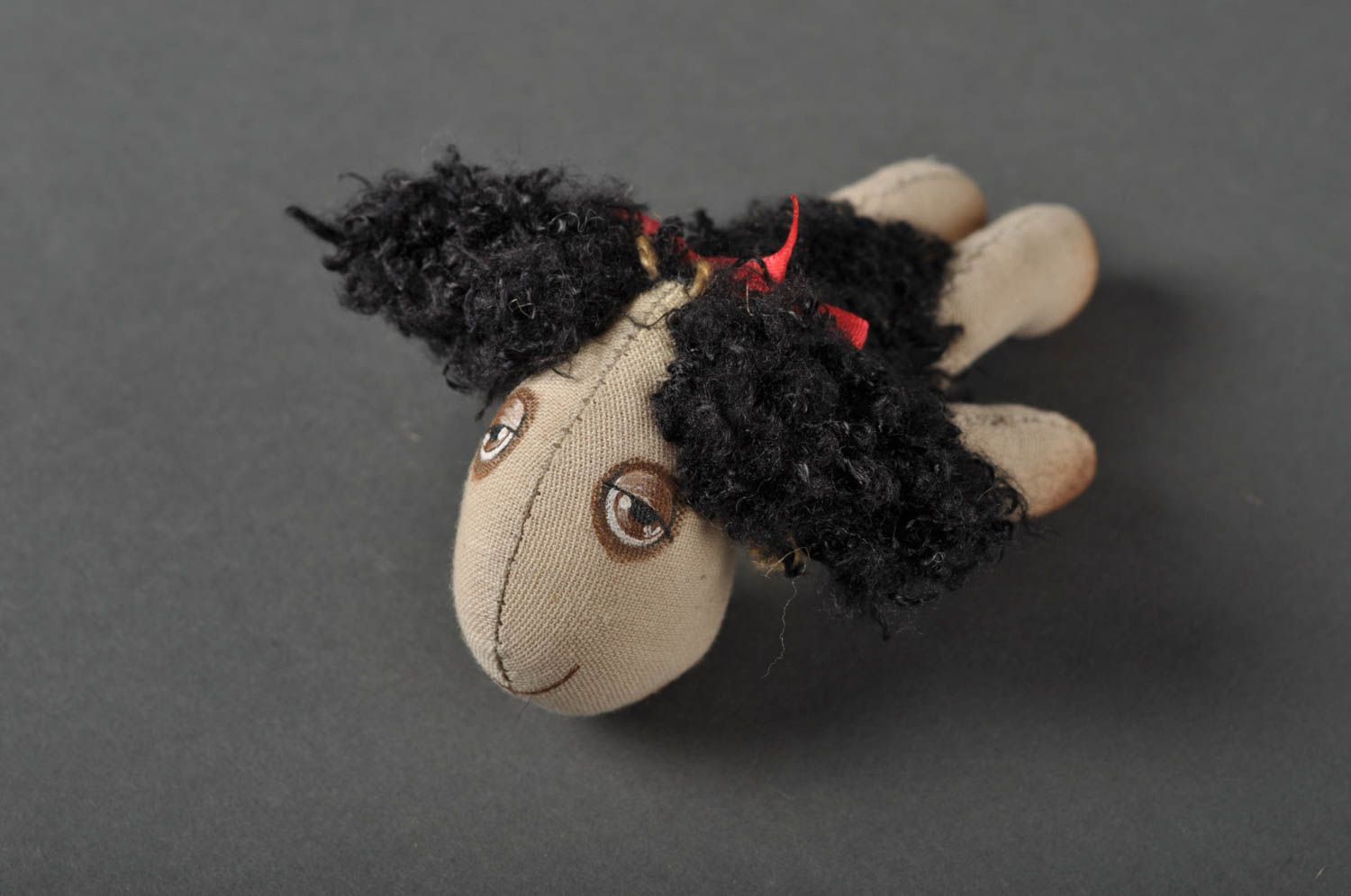 Handmade Kuscheltier Schaf bemalt Stoff Spielzeug Geschenk für Kinder klein foto 1