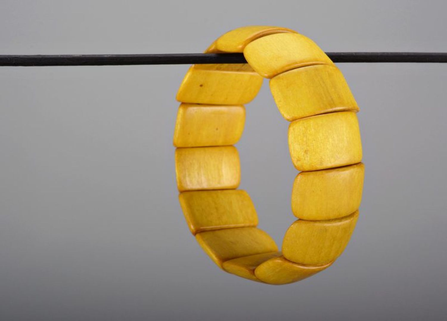 Gelbes Armband aus Holz foto 3