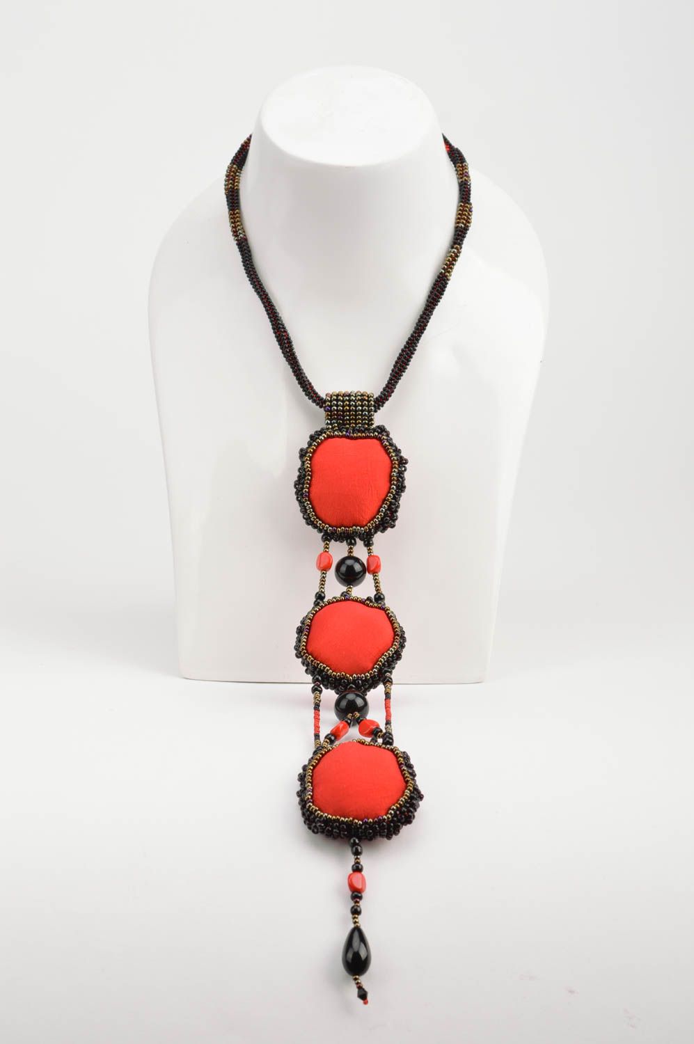 Collier en perles de rocaille avec pendentif triple en tissu fait main rouge photo 1