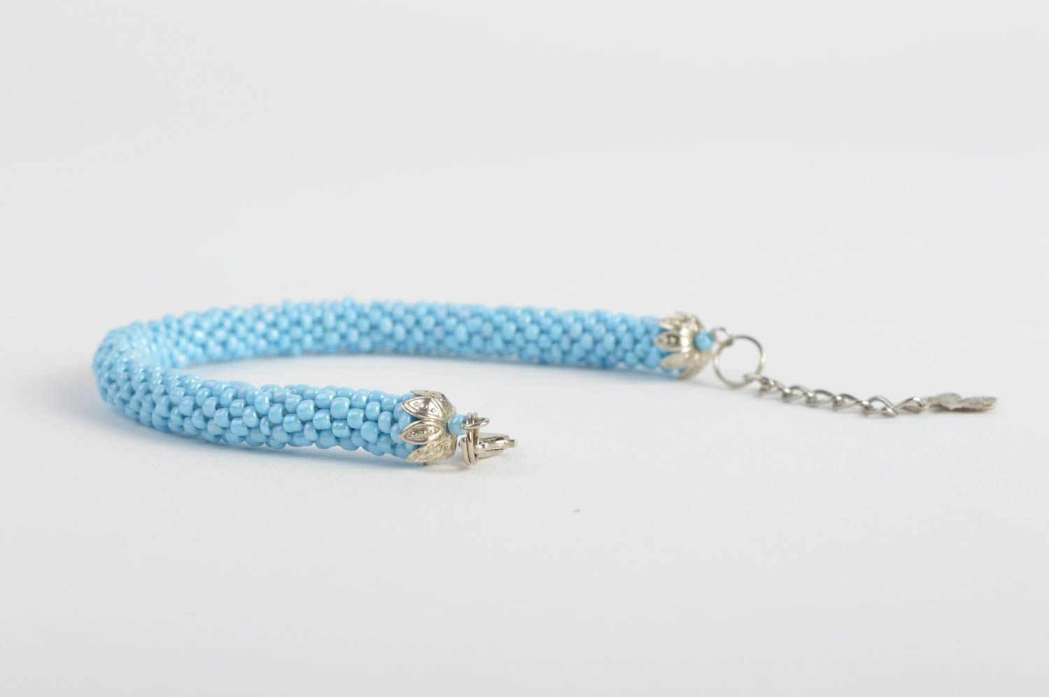 Bracelet spirale en perles de rocaille bleu clair avec chaînette fait main photo 5