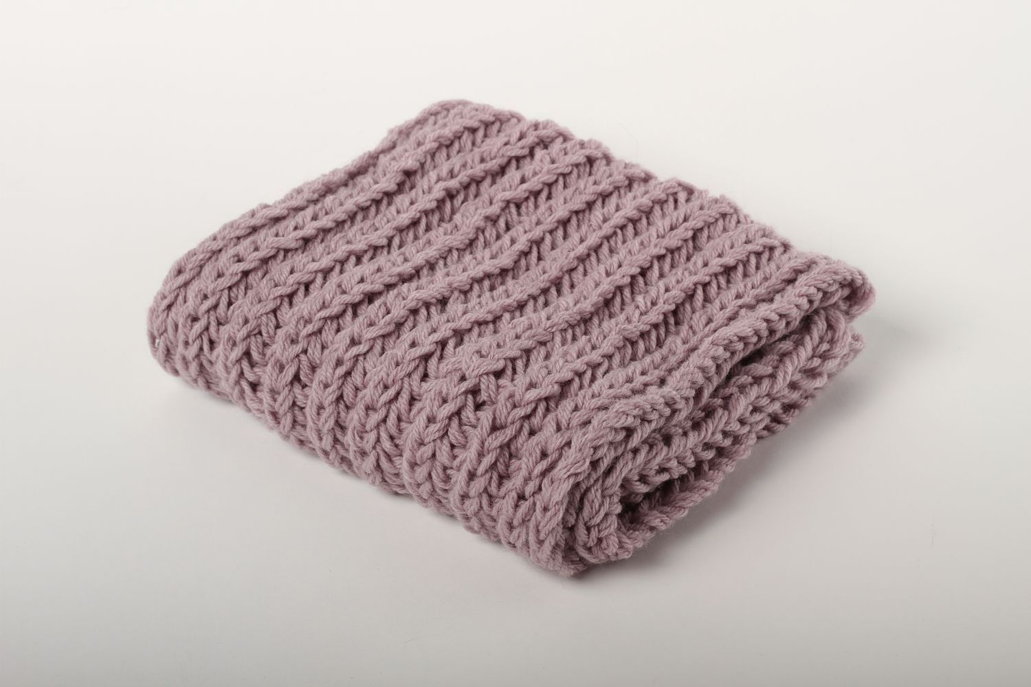 Sciarpa di lana fatta a mano accessorio all'uncinetto da donna in colore lilla foto 3