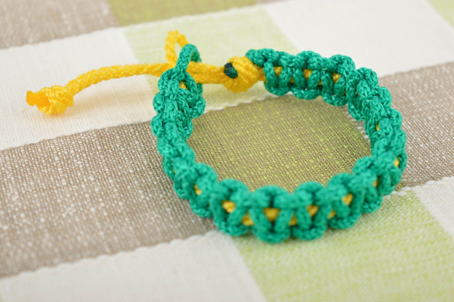 Браслет из шнурков браслет ручной работы зеленый с желтым плетеный браслет  фото 1