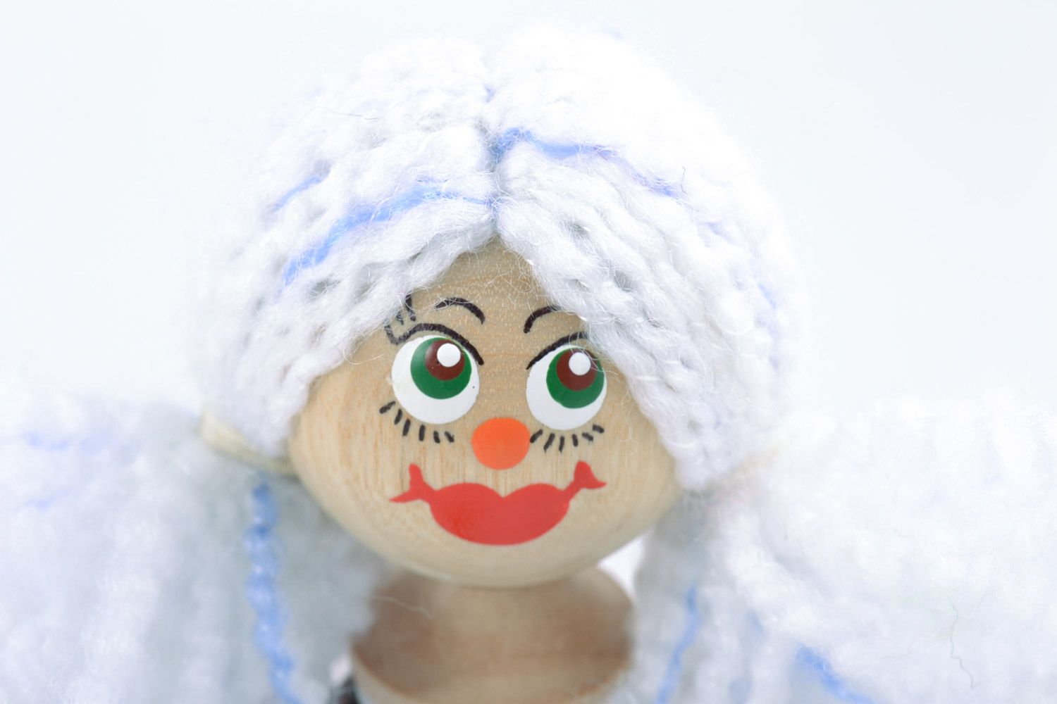 Деревянная игрушка Девочка с хвостиками ручной работы с росписью эко-красками фото 3