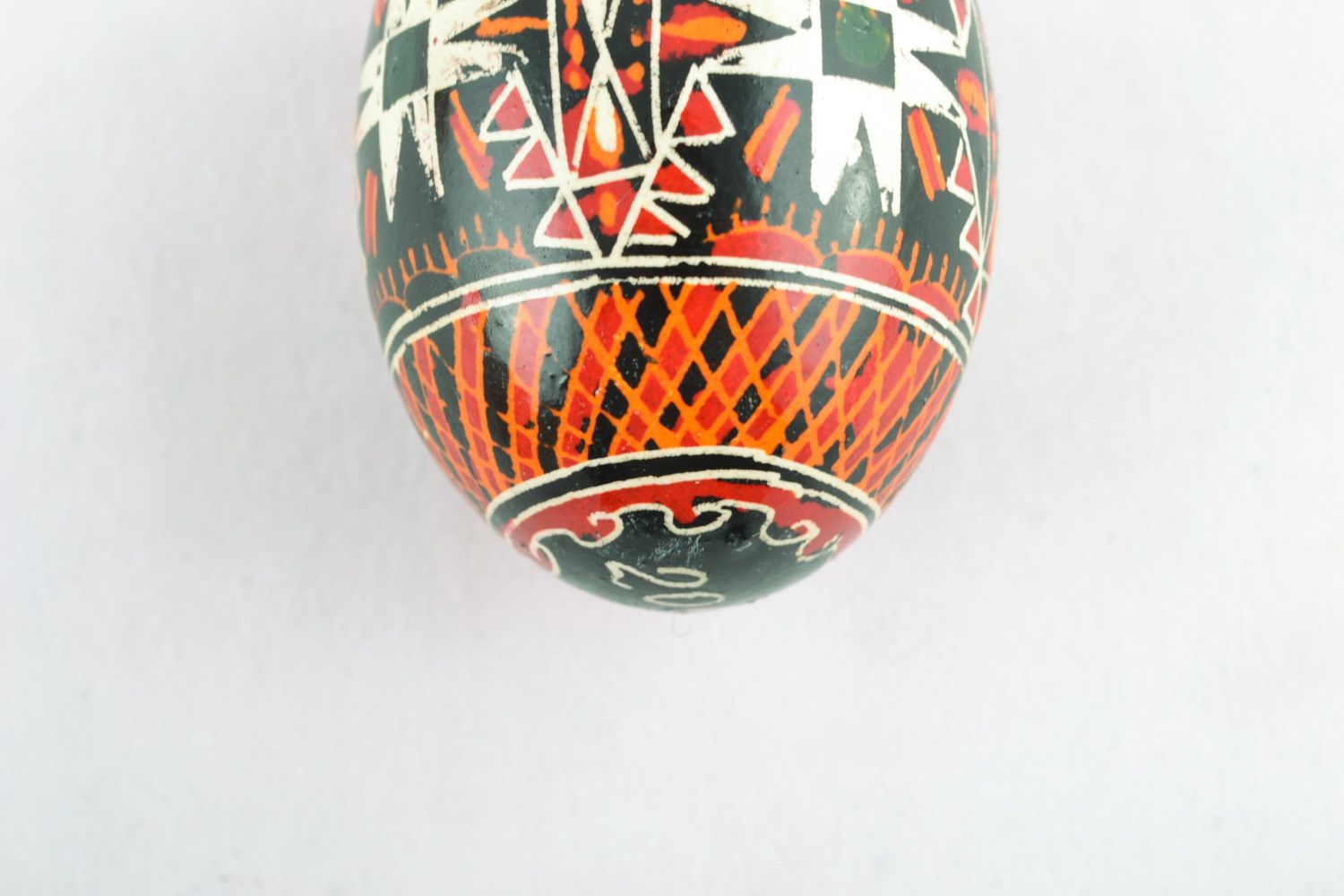 Œuf de Pâques peint fait main avec ornements traditionnels technique de cire  photo 4
