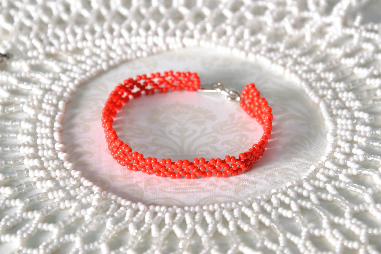 Bracelete artesanal vermelho de miçangas checas foto 1