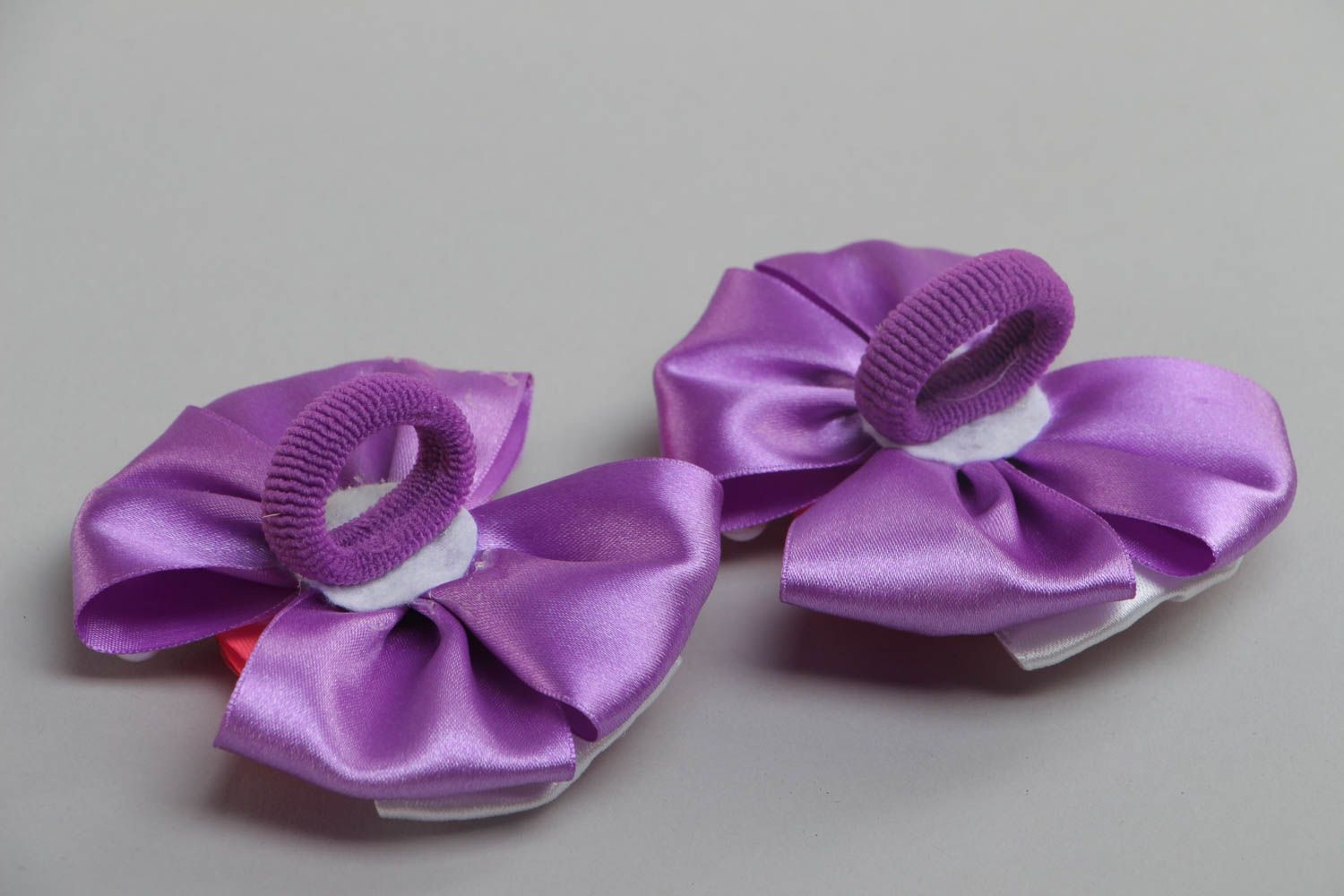 Rosa violette Blumen Haarklemmen Set 2 Stück handmade Schmuck für Haare aus Atlasbändern  foto 4