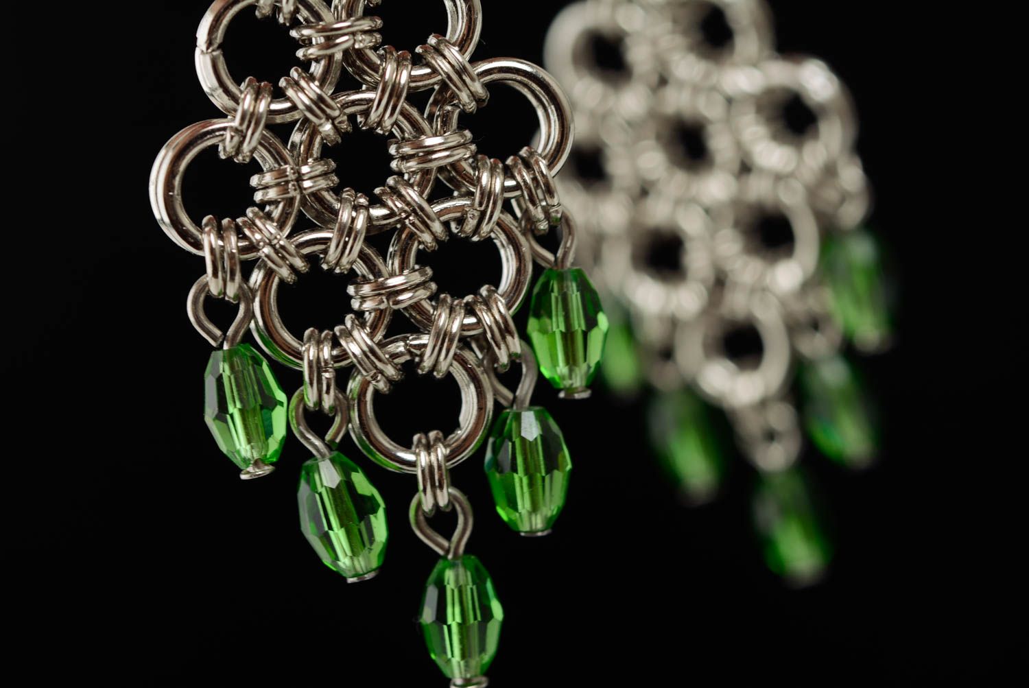Originelle grüne Ohrringe aus Metall mit Glasperlen künstlerische Handarbeit foto 4