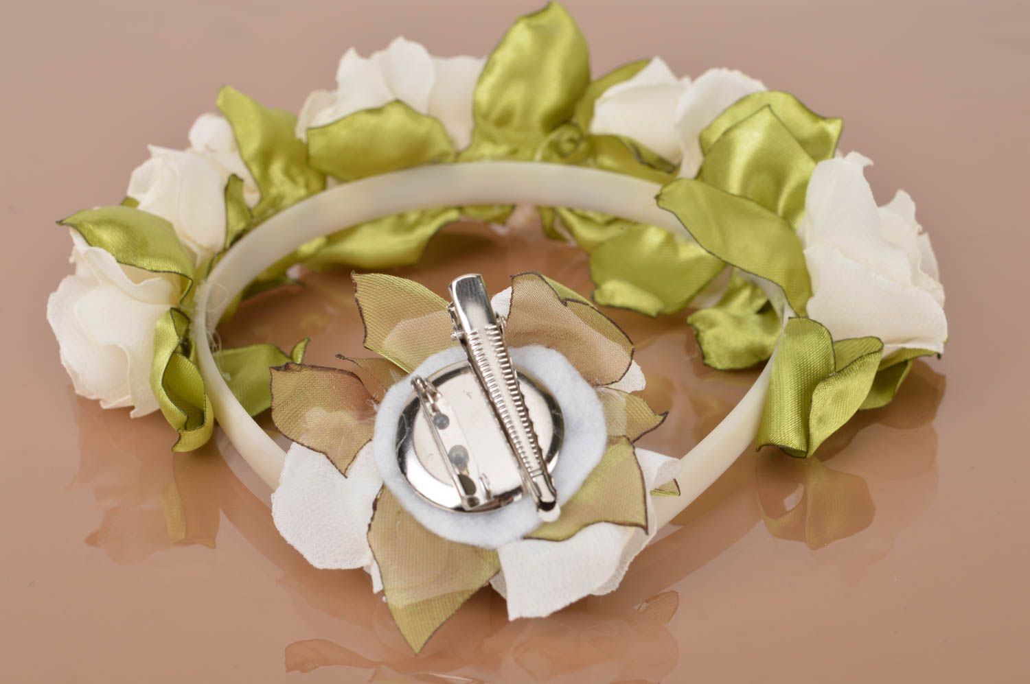 Handmade Brosche und Haarreif mit Blumen 2 Stück in Weiß und Grün zarte schöne  foto 3