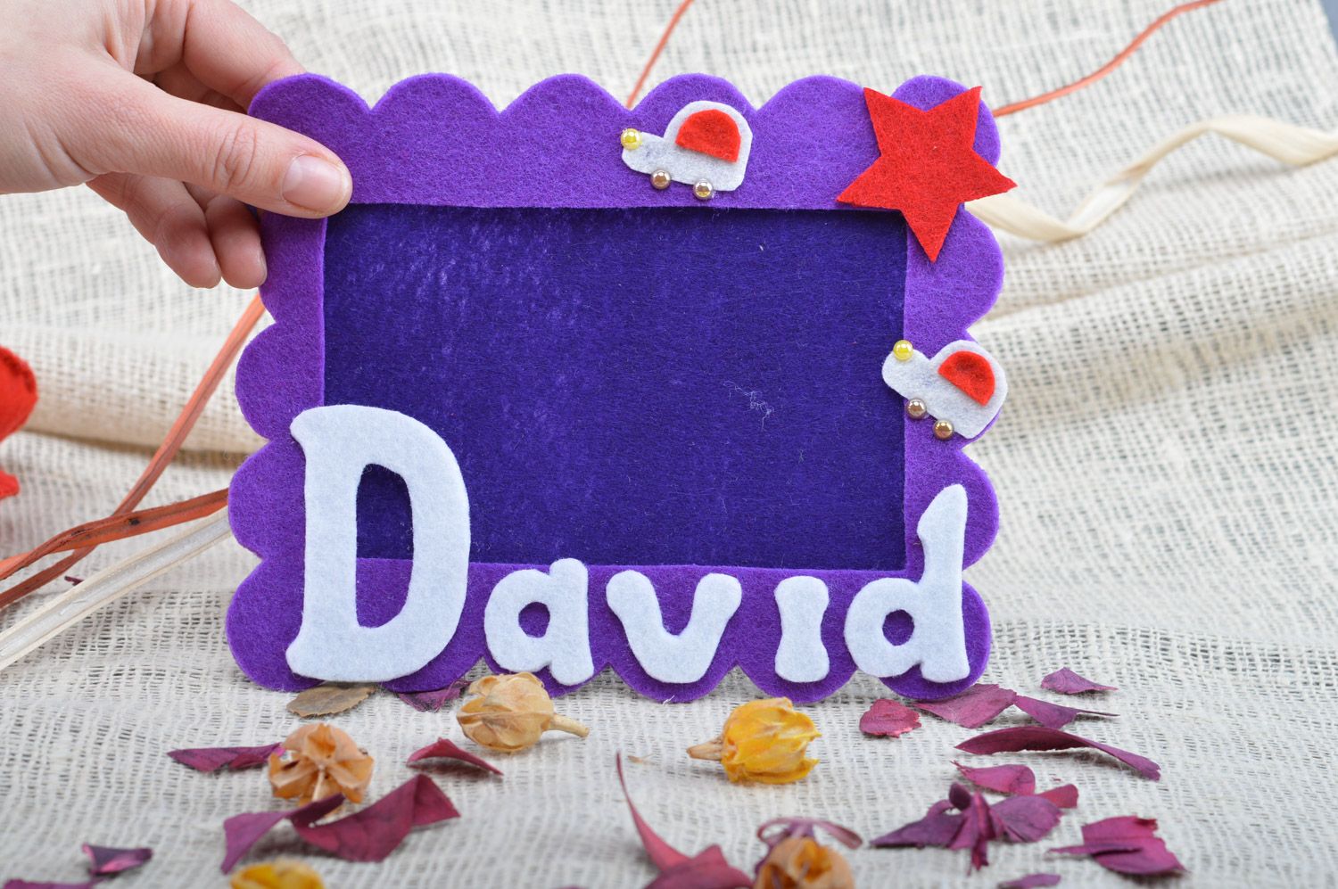 Marco de fotos artesanal de fieltro con nombre de niño para pared violeta foto 5