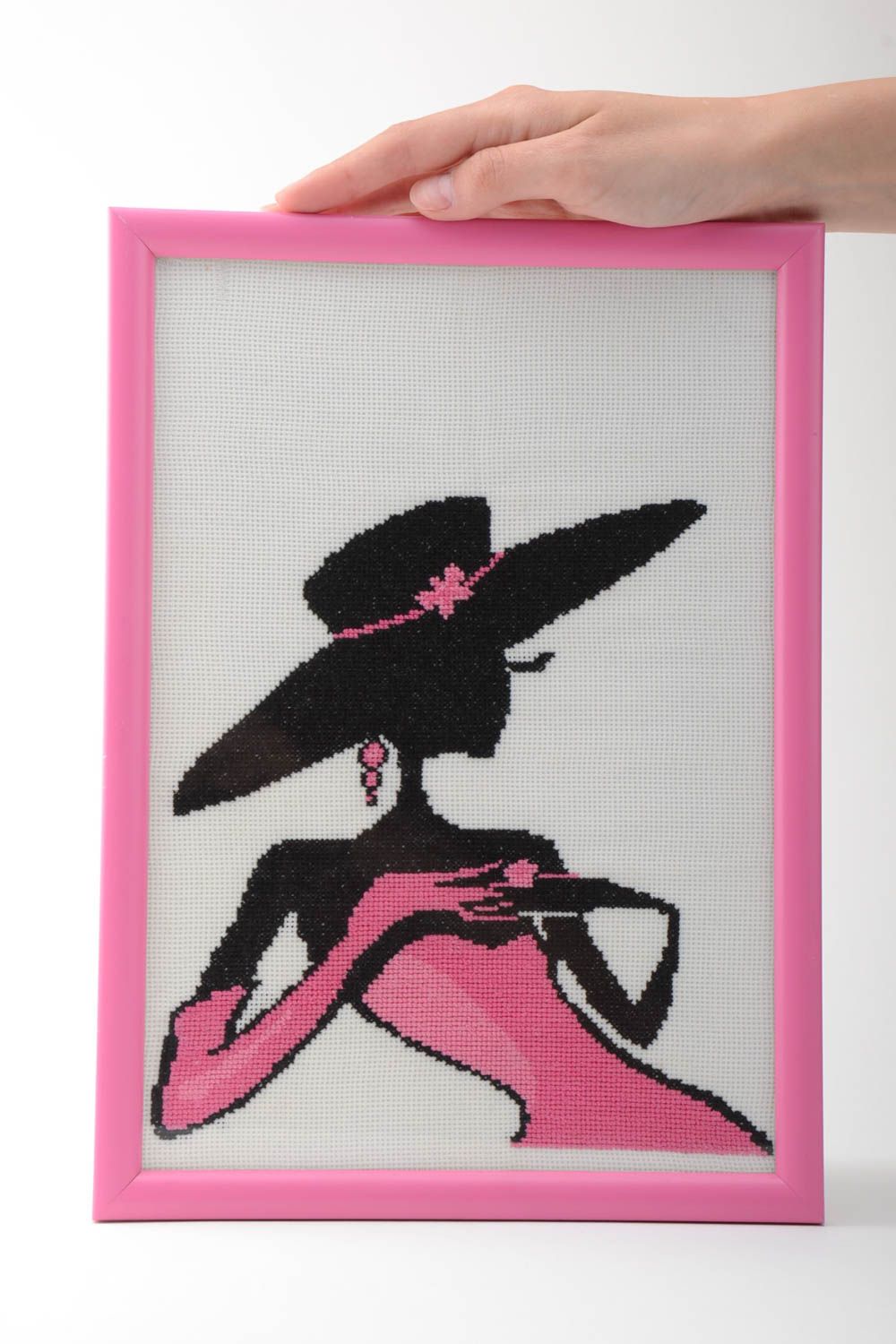 Tableau brodé dans le cadre plastique rose fait main avec femme élégante photo 5