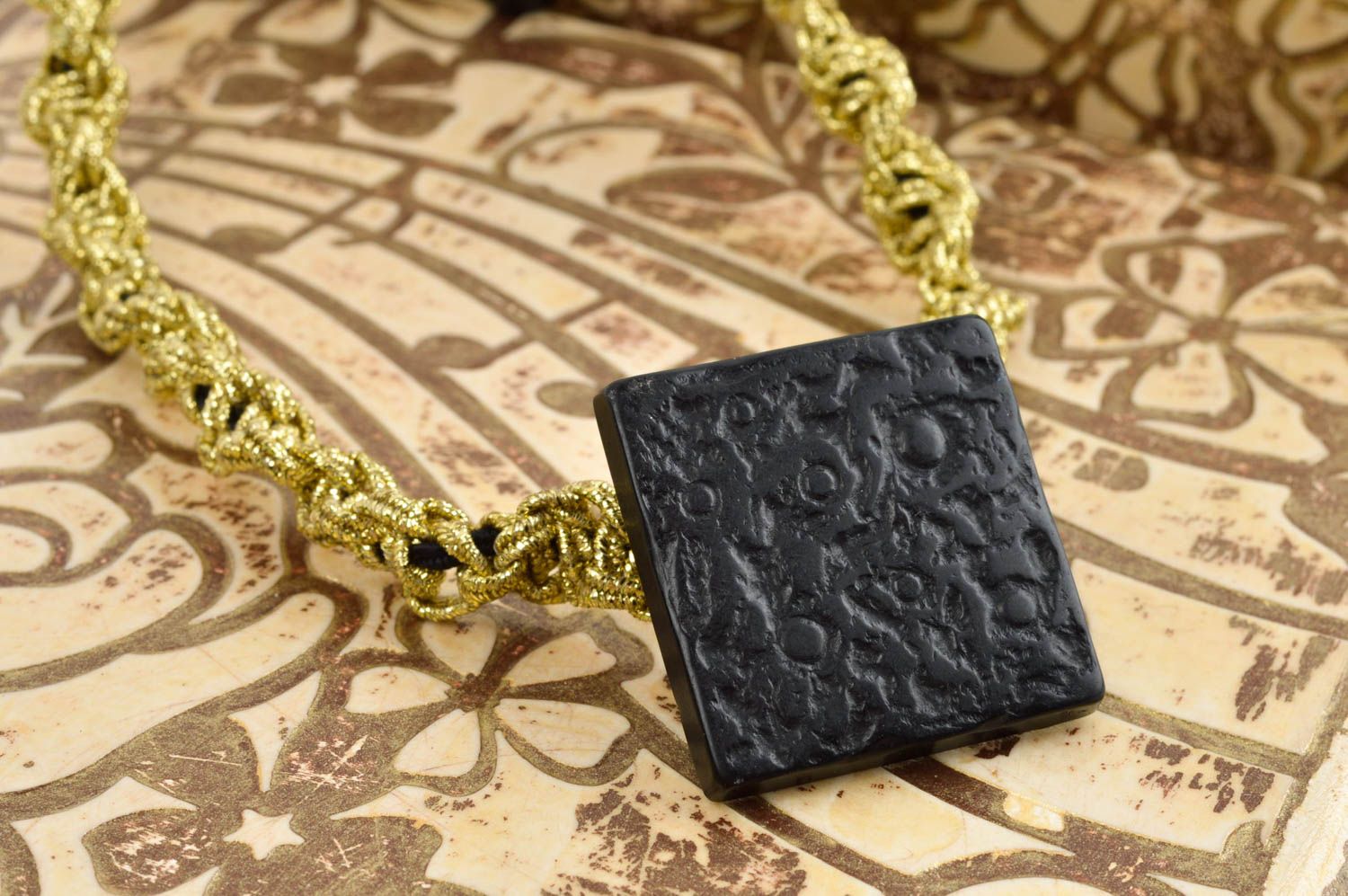 Колье из бусин украшение ручной работы красивая бижутерия черное золото фото 1