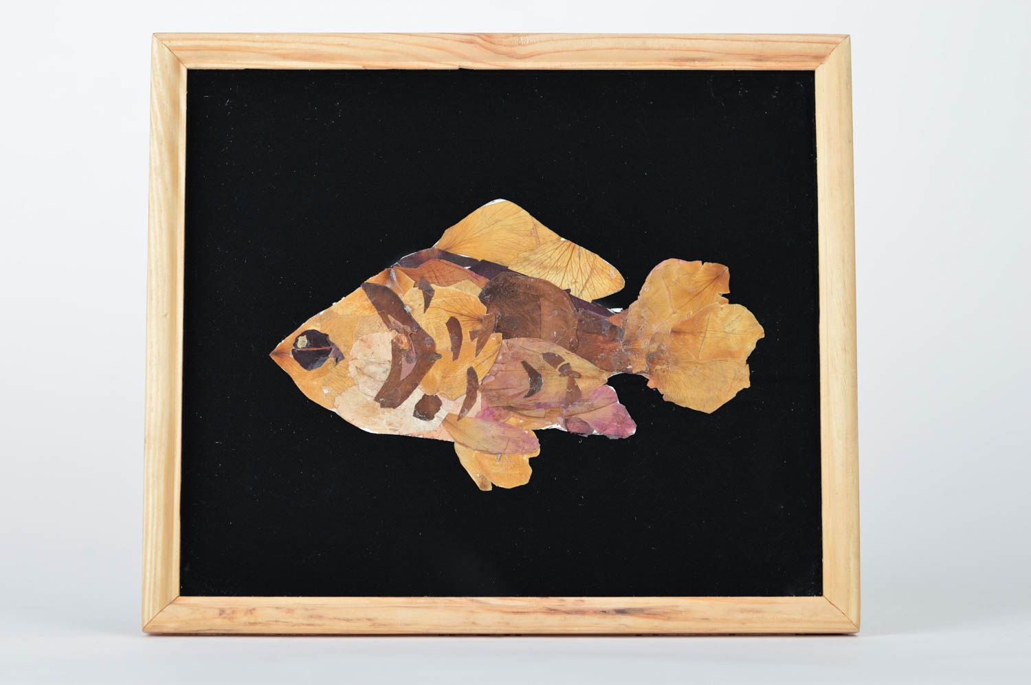 Schönes handgemachtes Bild aus getrockneten Blättern Fisch für Haus Dekor foto 1