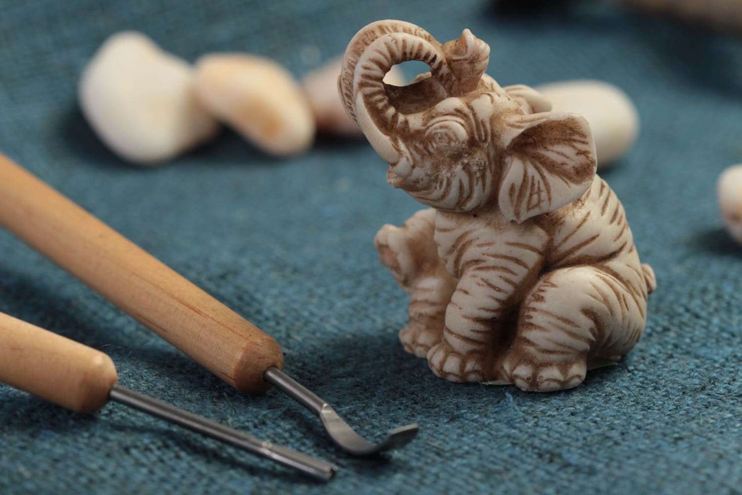 Маленькая фигурка нэцкэ сидящий слон для декора или подарка ручной работы фото 1