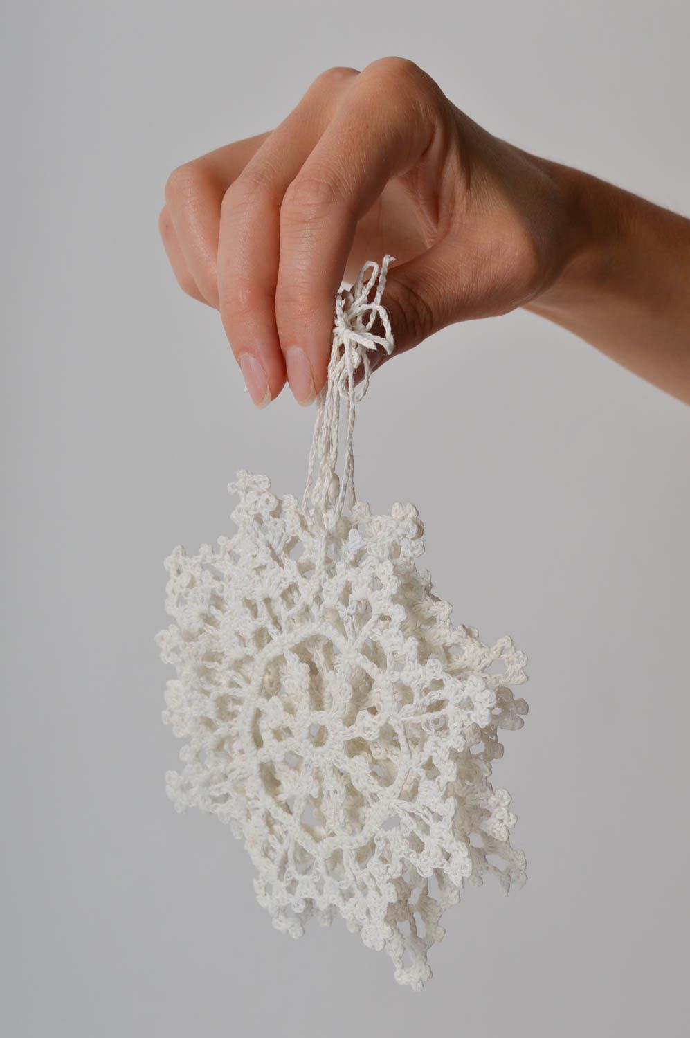 Елочные игрушки ручной работы декоративные подвески белые снежинки крючком 4 шт фото 5