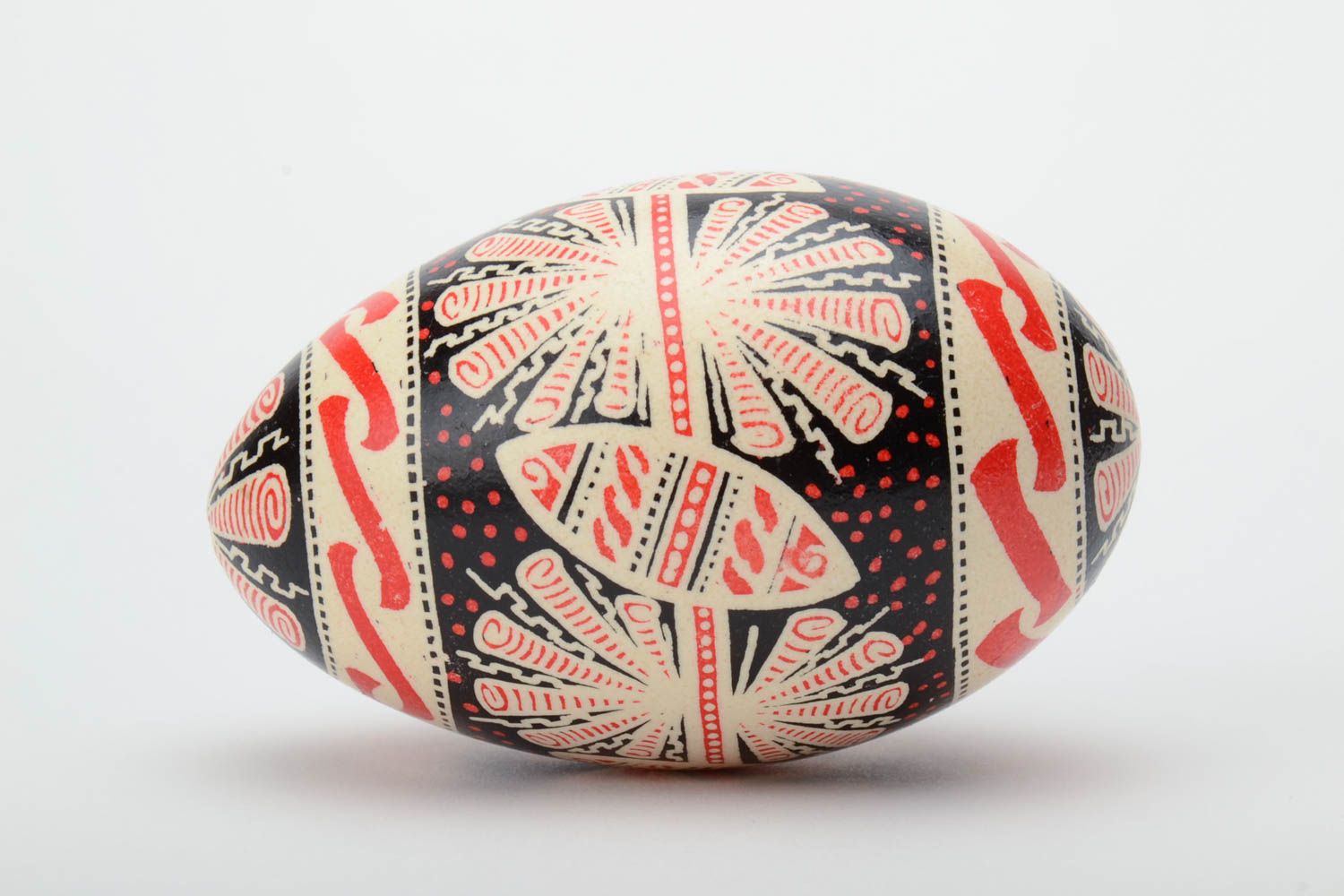 Huevo de Pascua decorativo artesanal pintado a mano decorado con ornamento foto 3