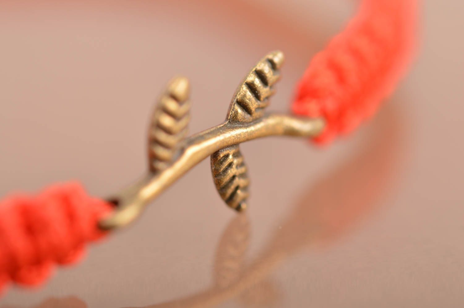 Красный браслет из шелковых ниток с веточкой плетеный тонкий ручной работы фото 4