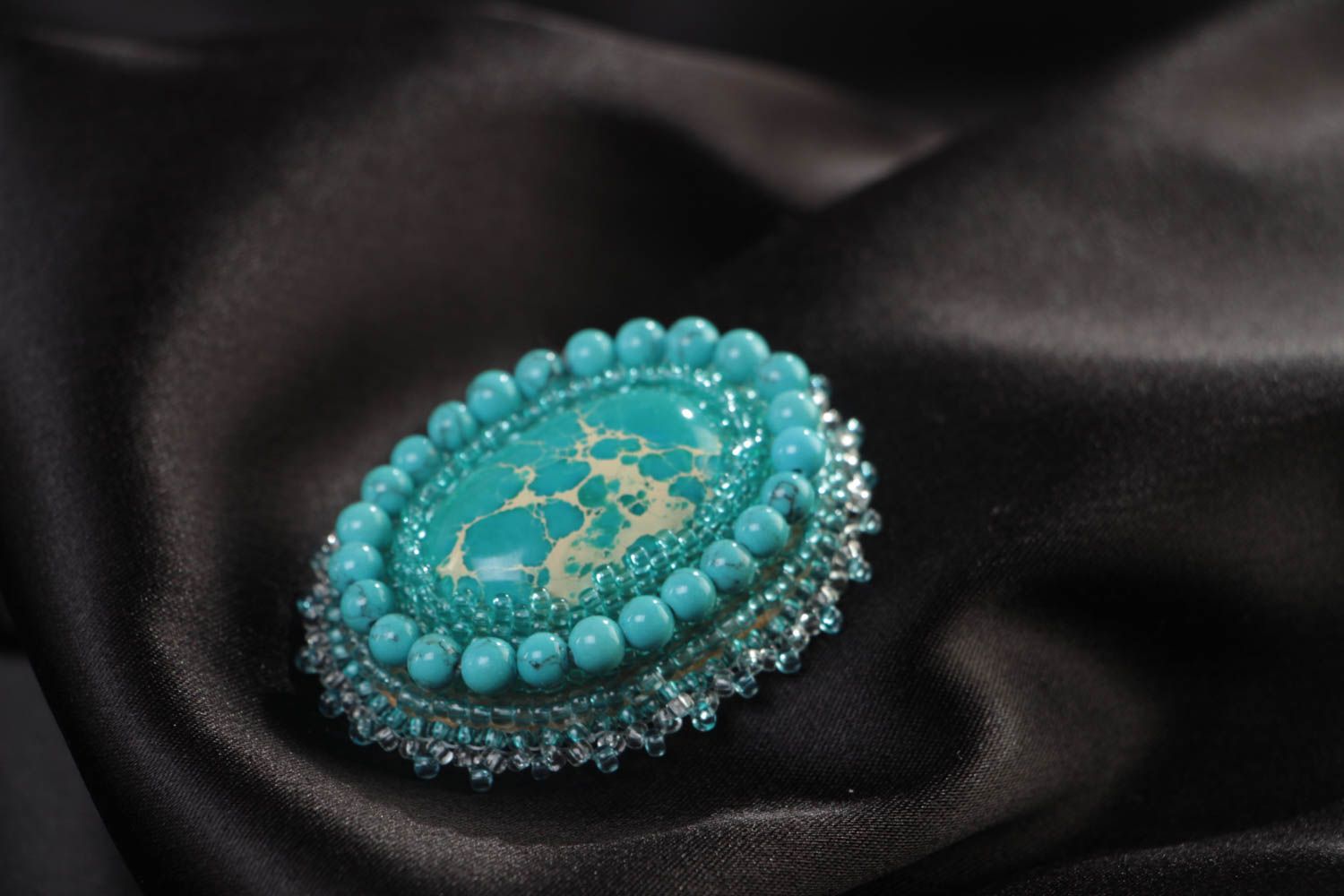 Small oval handmade beaded brooch with turquoise and varistsite natural stones photo 1