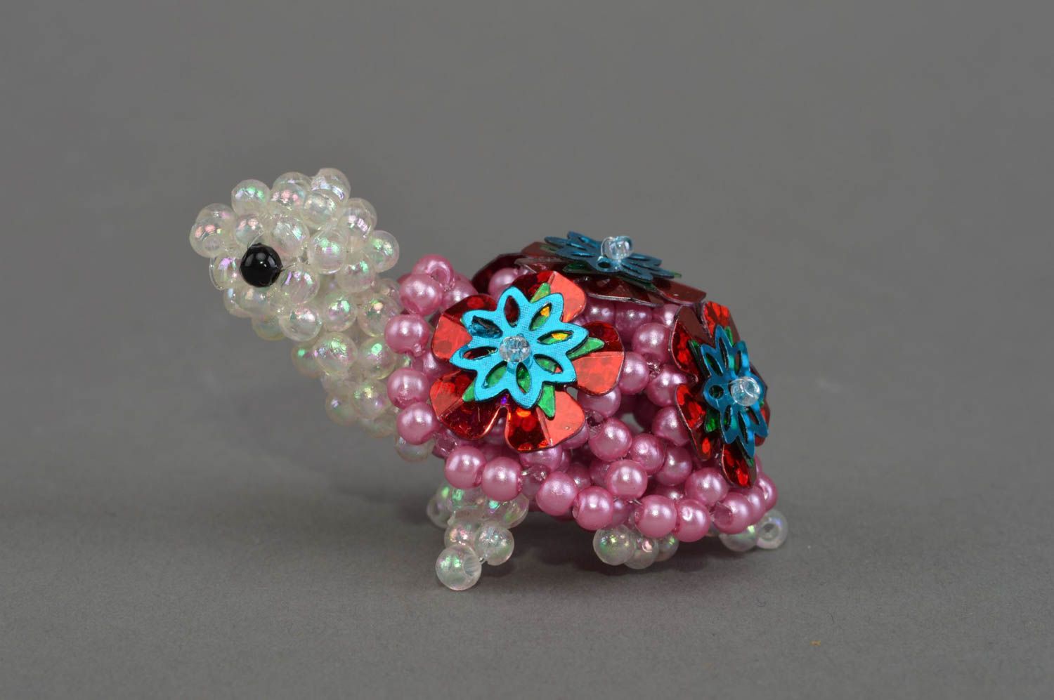 Бисерная фигурка черепашки с цветочками ручной работы маленькая для декора дома  фото 2
