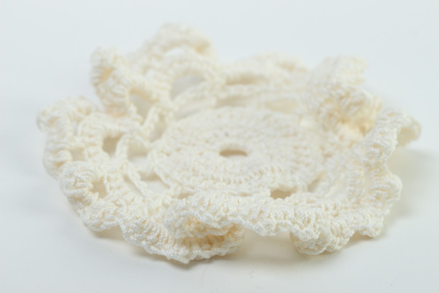 Fleur en tricot faite main Fourniture bijoux blanche ajourée Création bijoux photo 3
