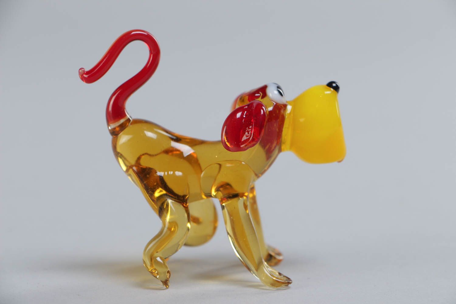 Фигурка из стекла собака в технике лэмпворк ручной работы желтая с красным фото 2
