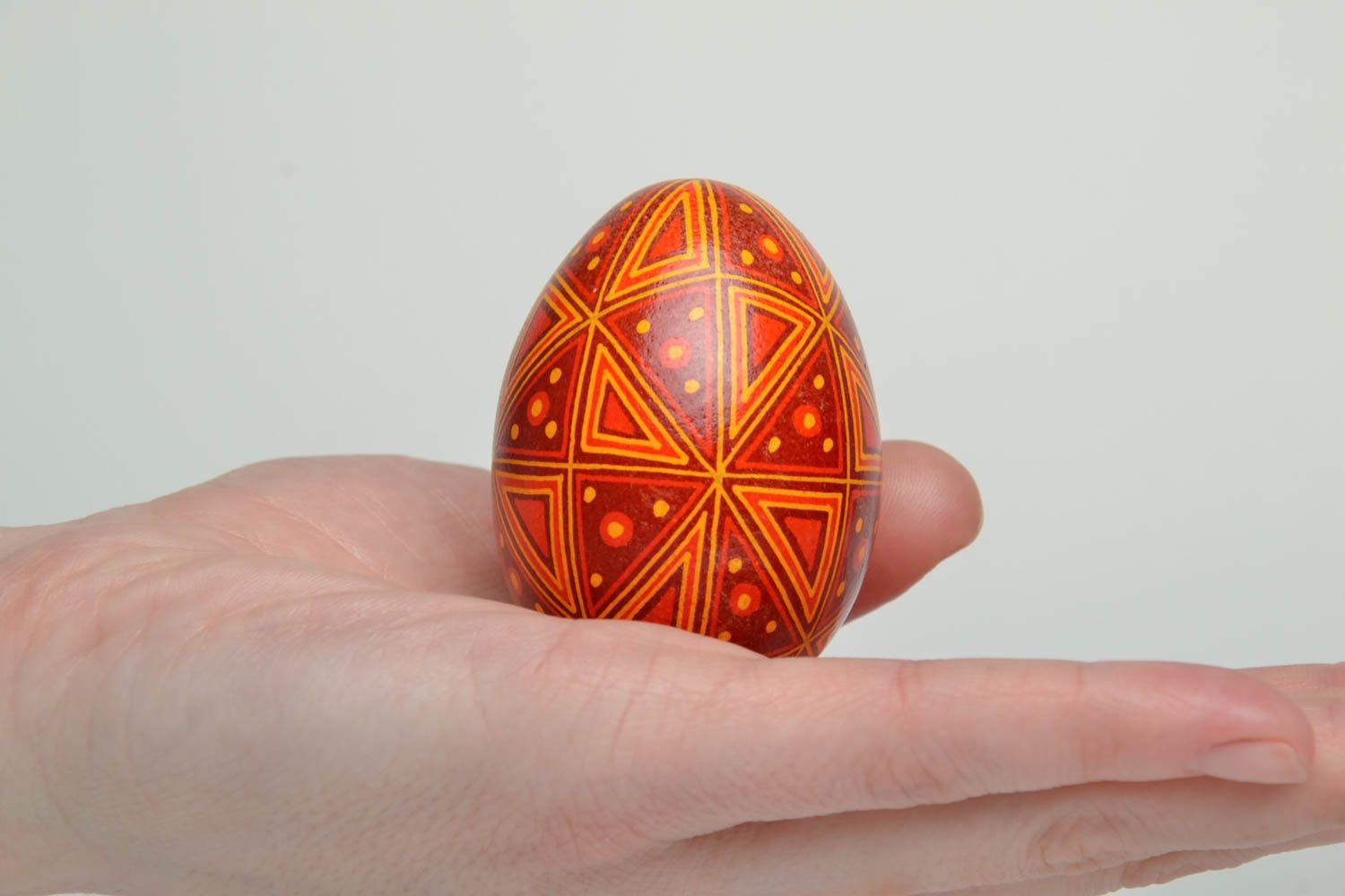 Joli œuf de Pâques peint de poule décoratif rouge-orange fait main ethnique photo 5
