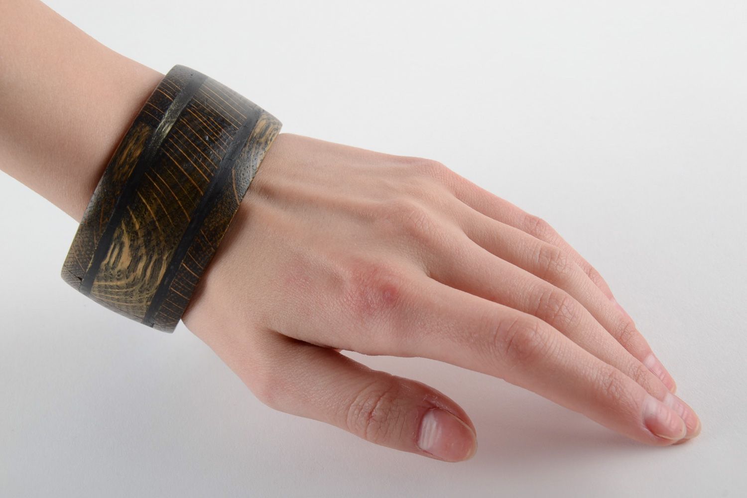 Large bracelet en bois sculpté teinté foncé fait main original pour femme photo 6
