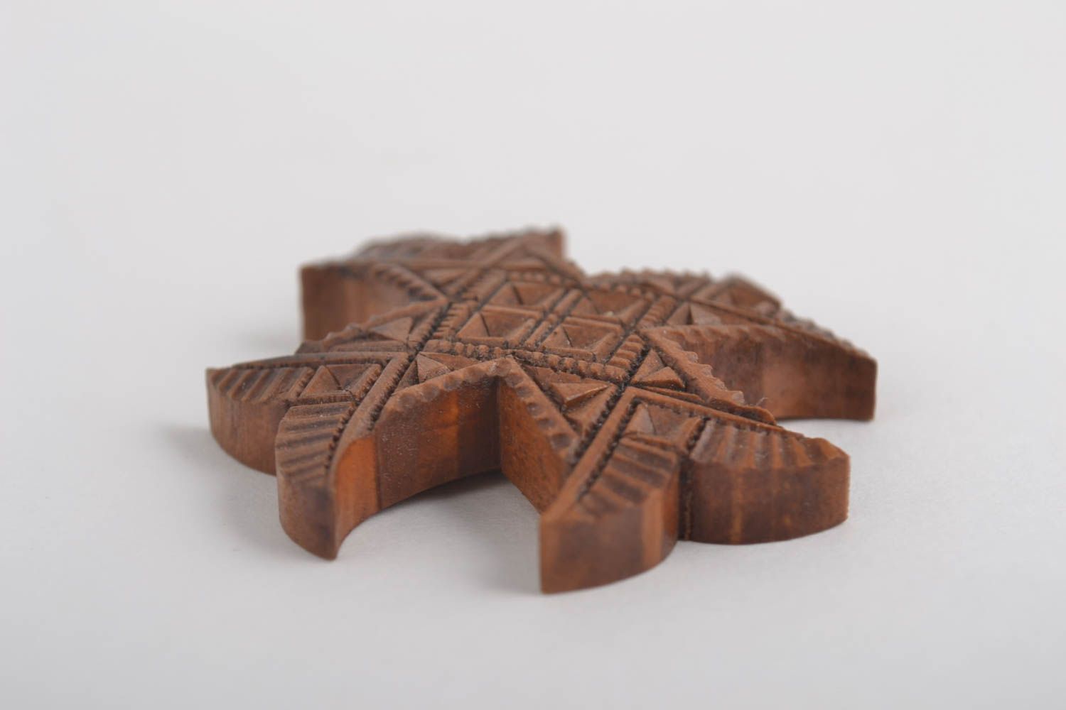 Cruz tallada para cuello hecha a mano producto de madera regalo original foto 3