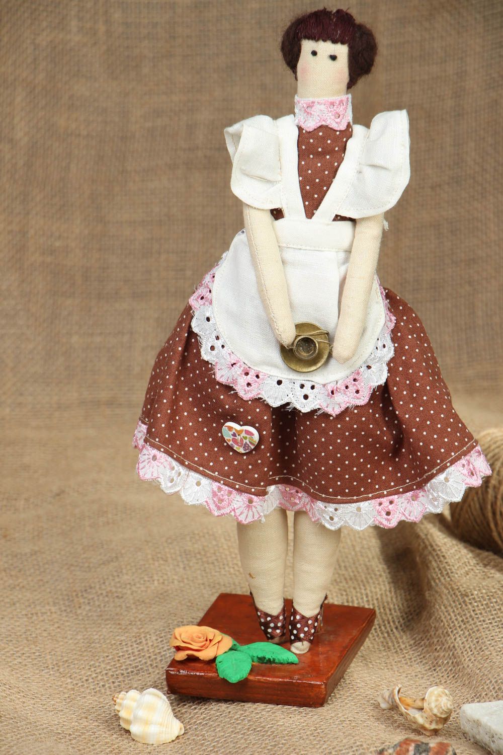 Авторская кукла в фартуке с чашкой фото 5