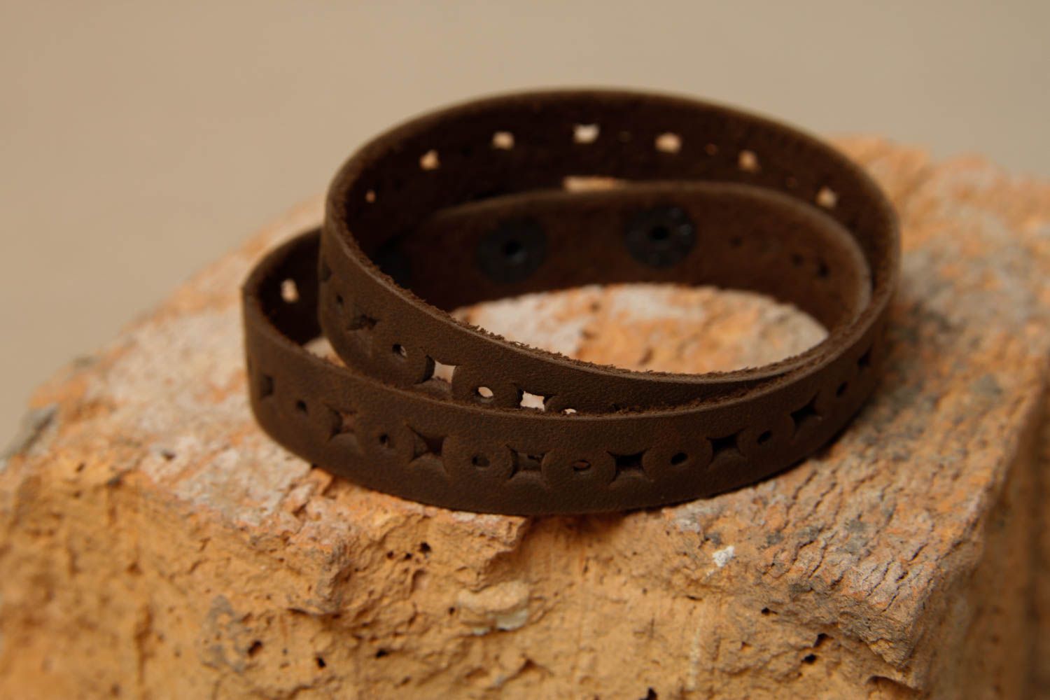 Bracelet cuir Bijou fait main brun foncé Accessoire en cuir design original photo 1