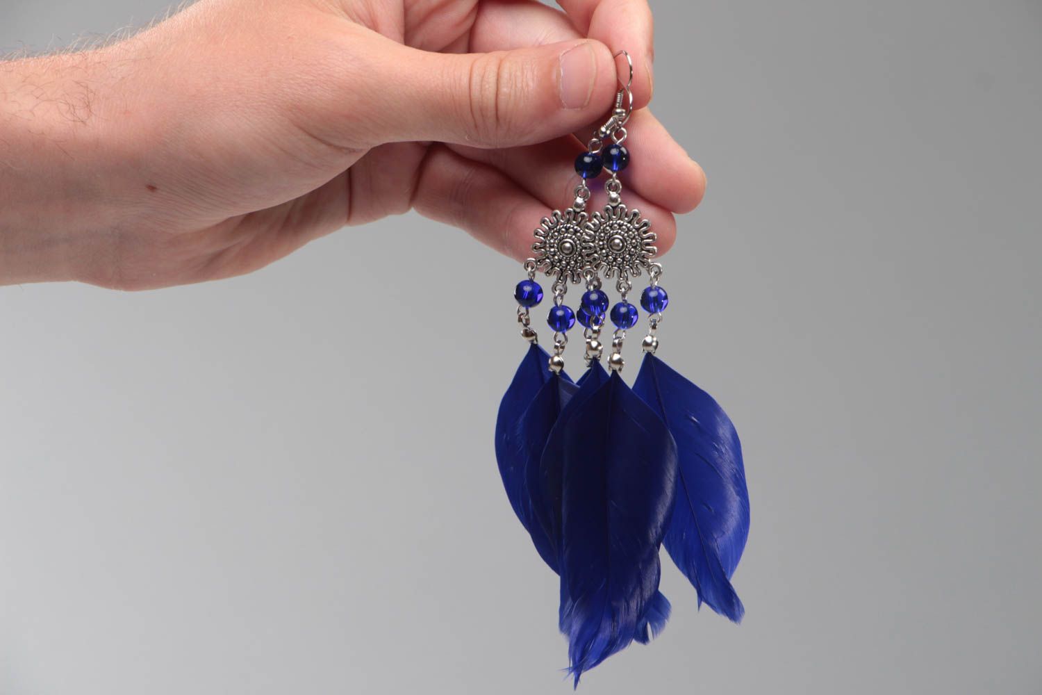 Boucles d'oreilles plumes bleues avec perles de verre longues faites main photo 5