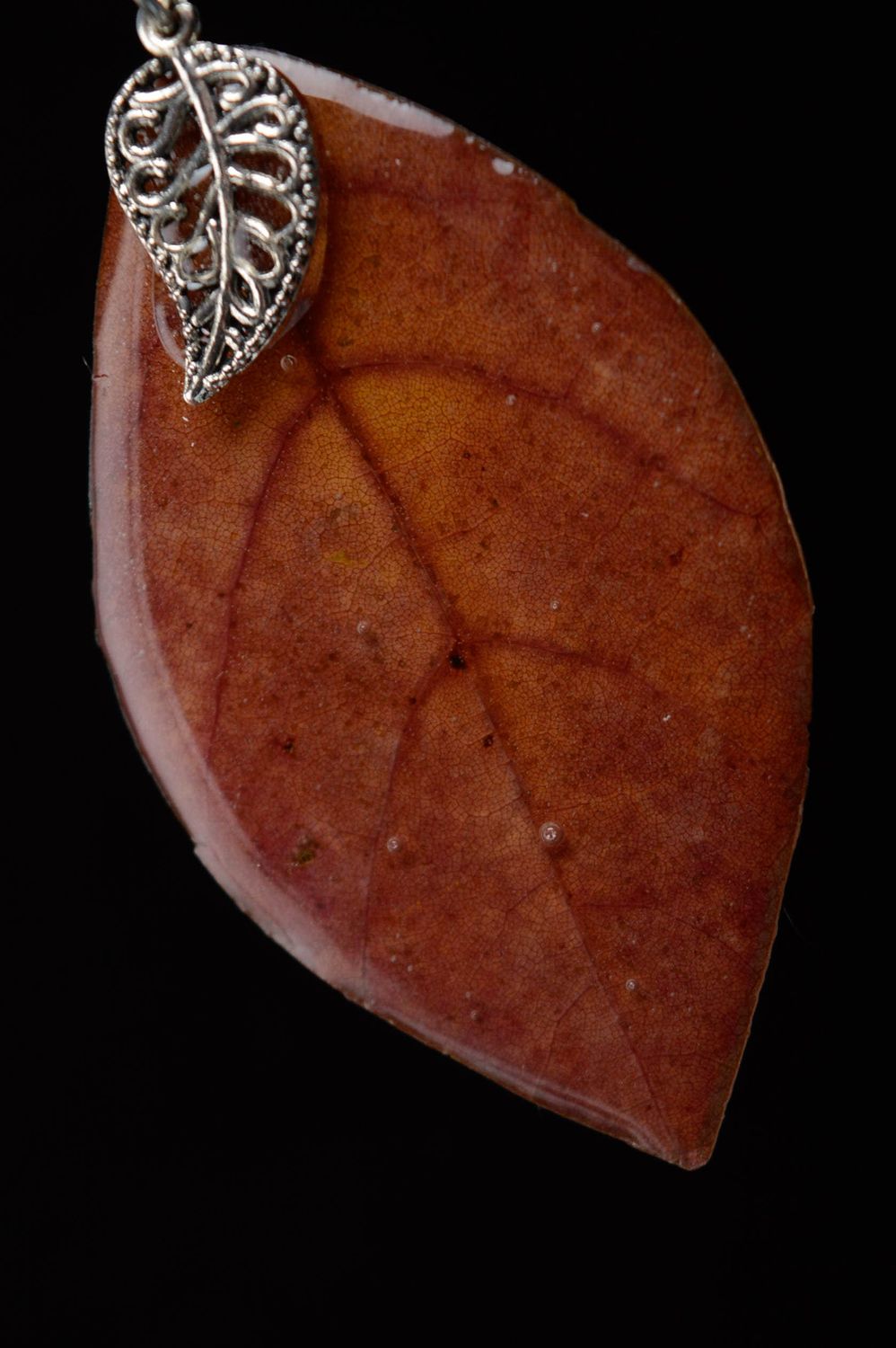 Epoxy neck pendant with autumn leaf photo 4
