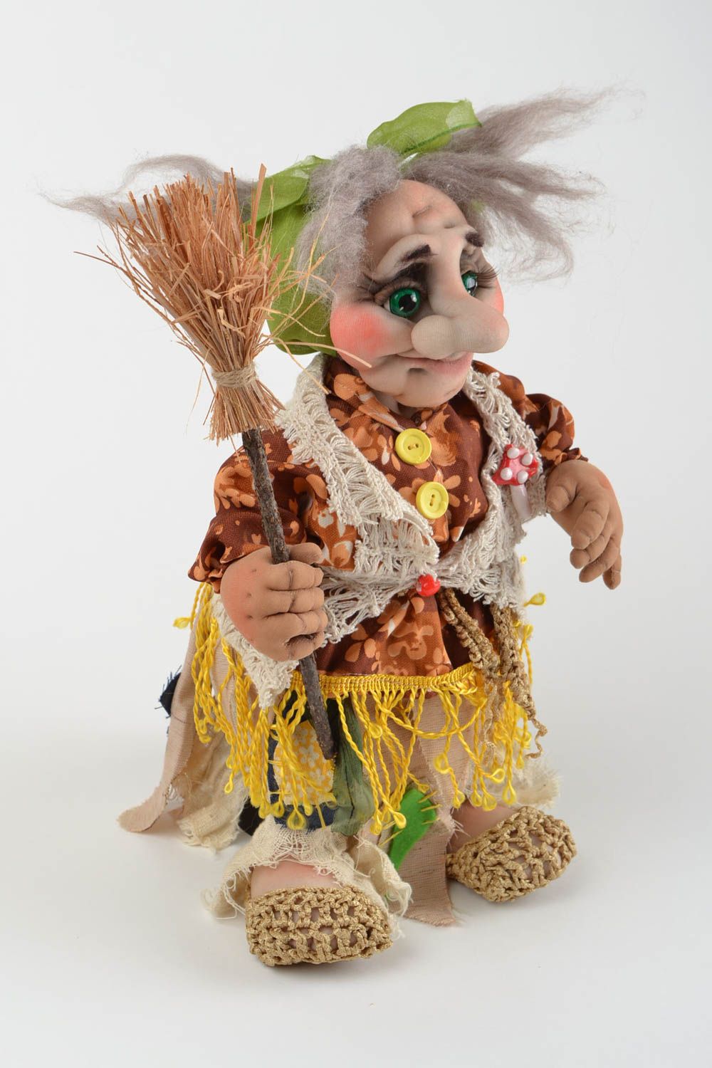 Игрушка кукла из ткани Баба яга с метлой смешная необычная небольшая хэнд мейд фото 3