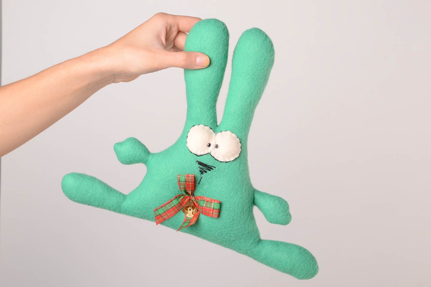 Muñeco de tela juguete artesanal peluche original conejito verde con lazo foto 2