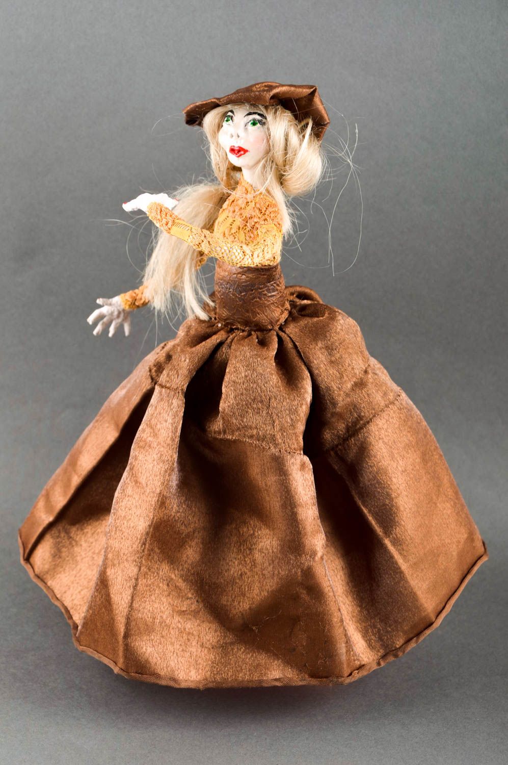 Muñeca hecha a mano con vestido marrón souvenir original juguete de colección foto 1