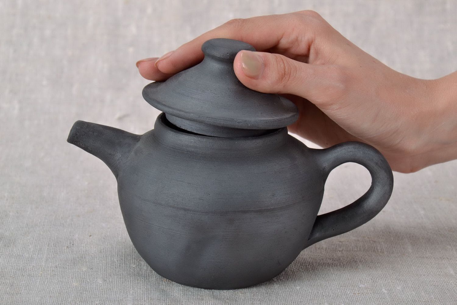 Handgemachte Teekanne aus Keramik foto 5