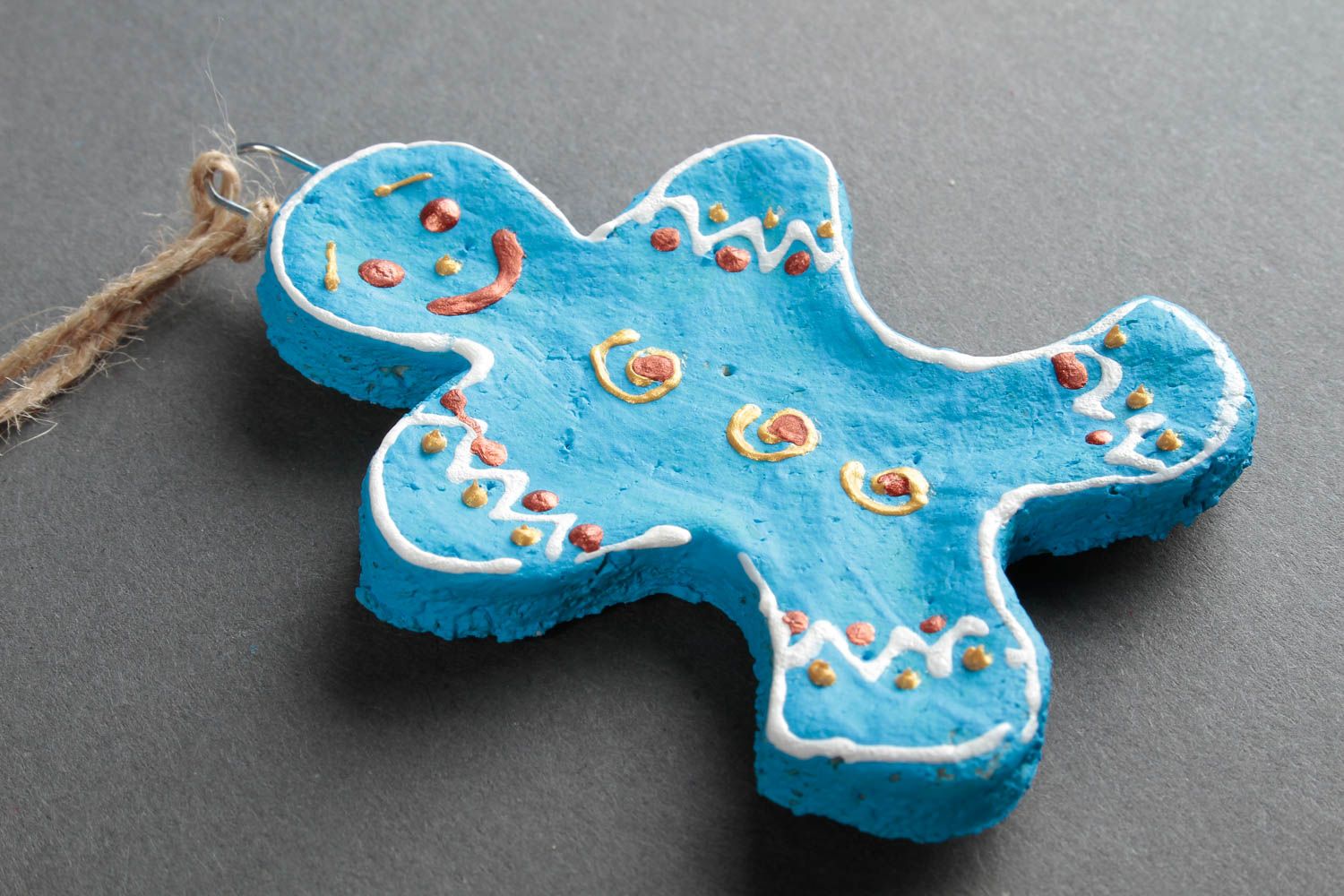 Голубая елочная игрушка ручной работы фигурка из соленого теста декор для дома фото 5