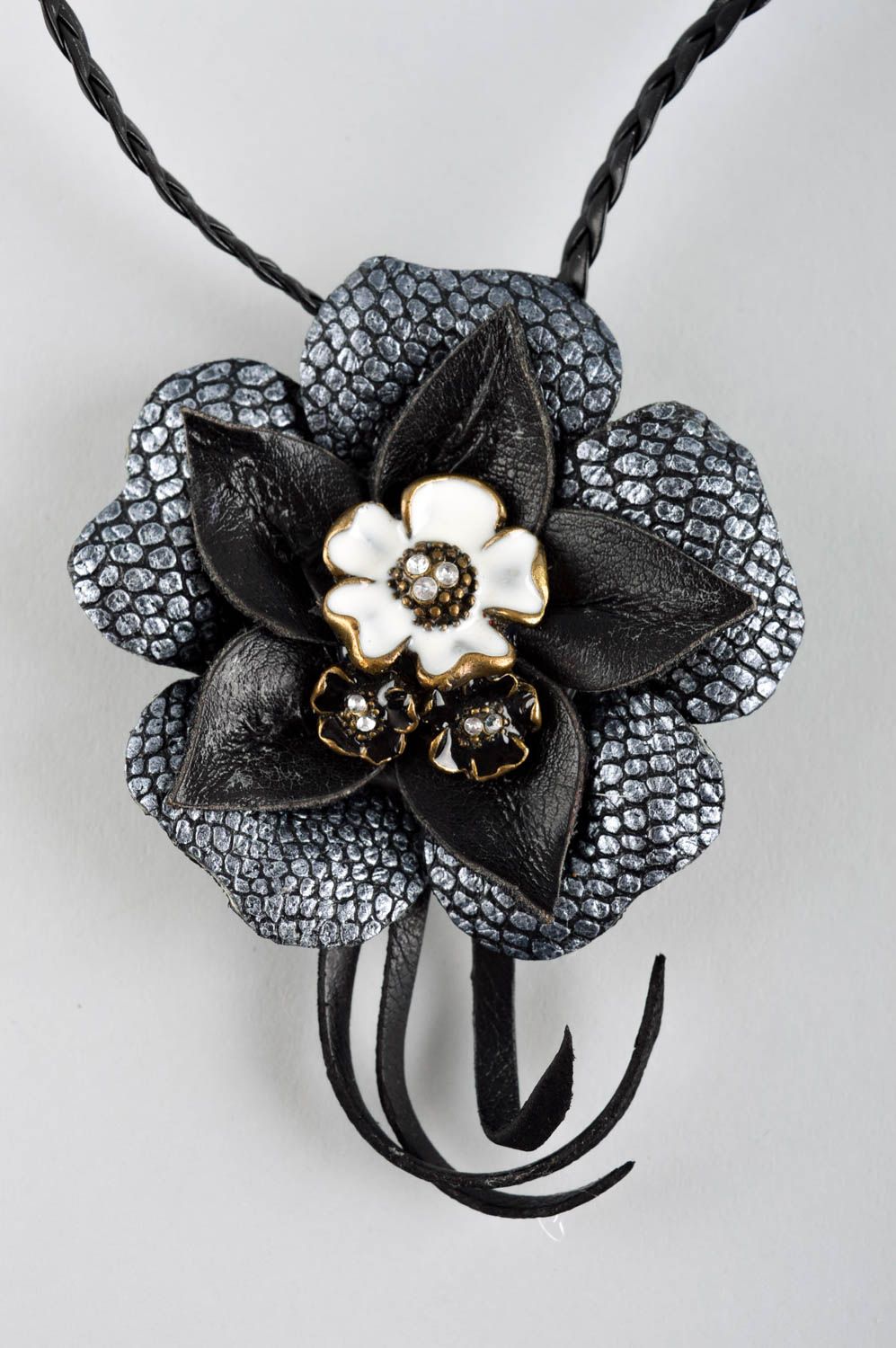 Pendentif fleur fait main Bijou fantaisie en cuir Cadeau original pour femme photo 3