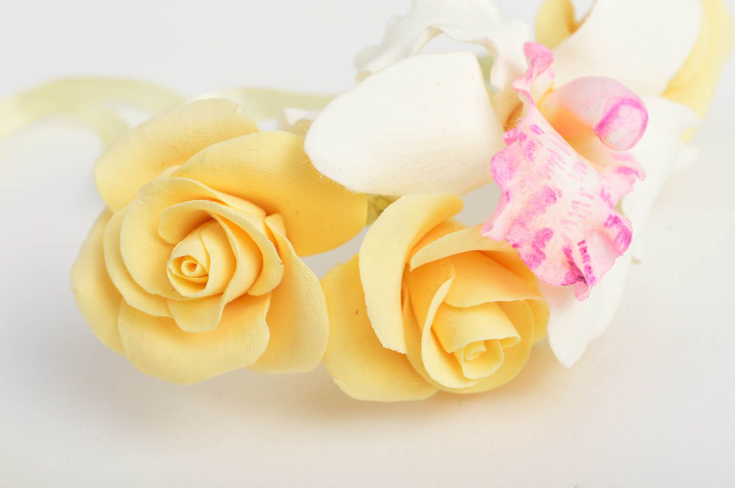 Нежная повязка с цветами из фоамирана на лентах для девушки Розы и орхидея фото 4