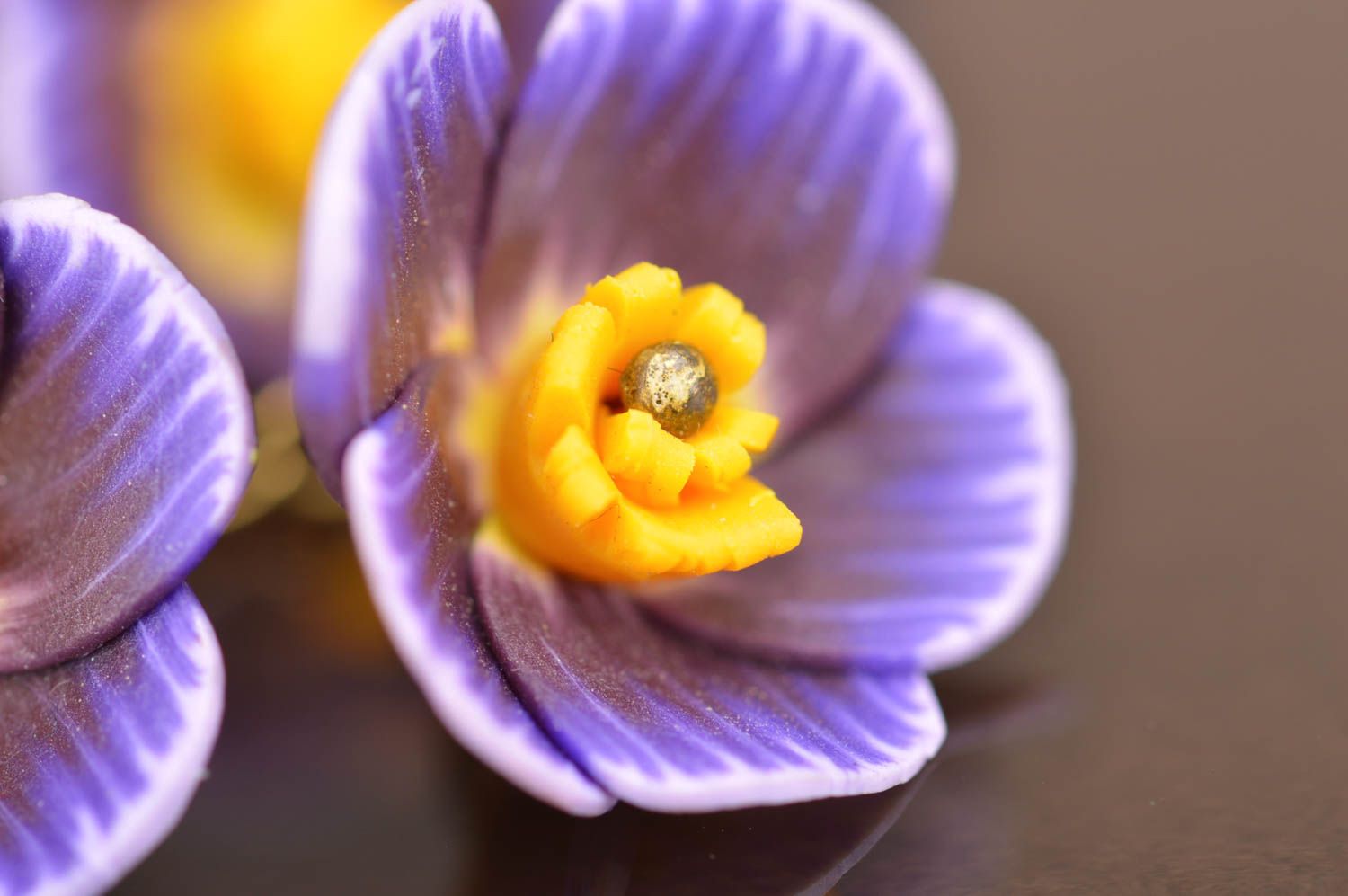 Collar artesanal con flores de arcilla polimérica de color violeta con cadenita foto 3